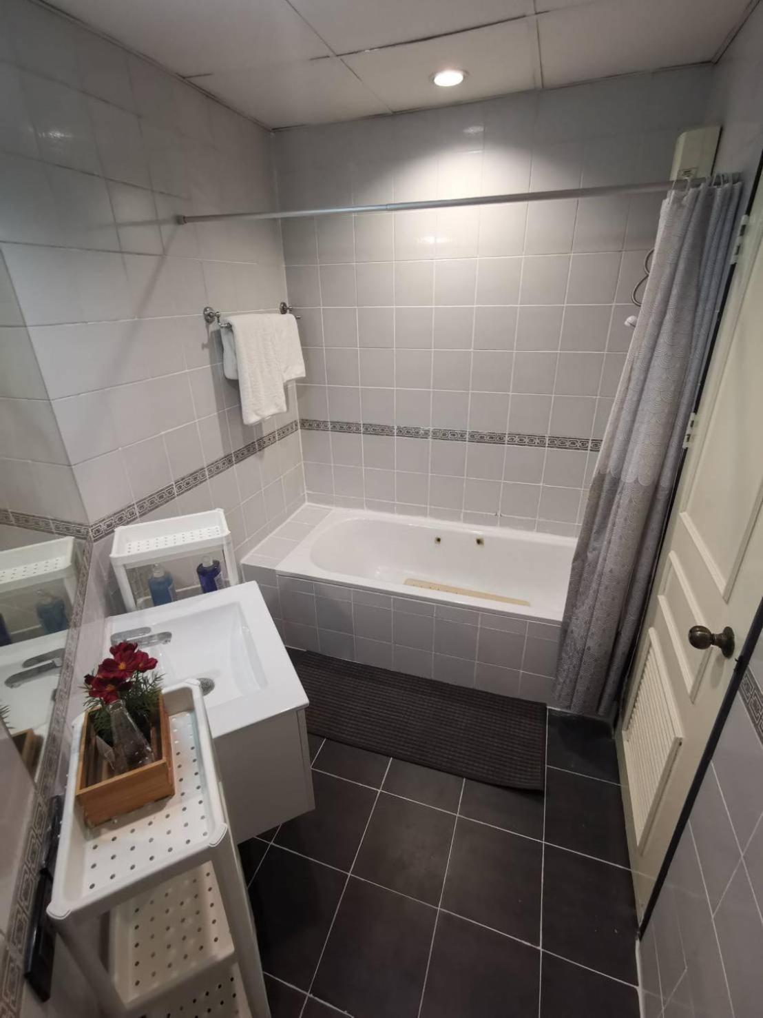 Cozy 1Br Walk To Bts And Airport Rail Link Close To Malls G7 Банкок Екстериор снимка